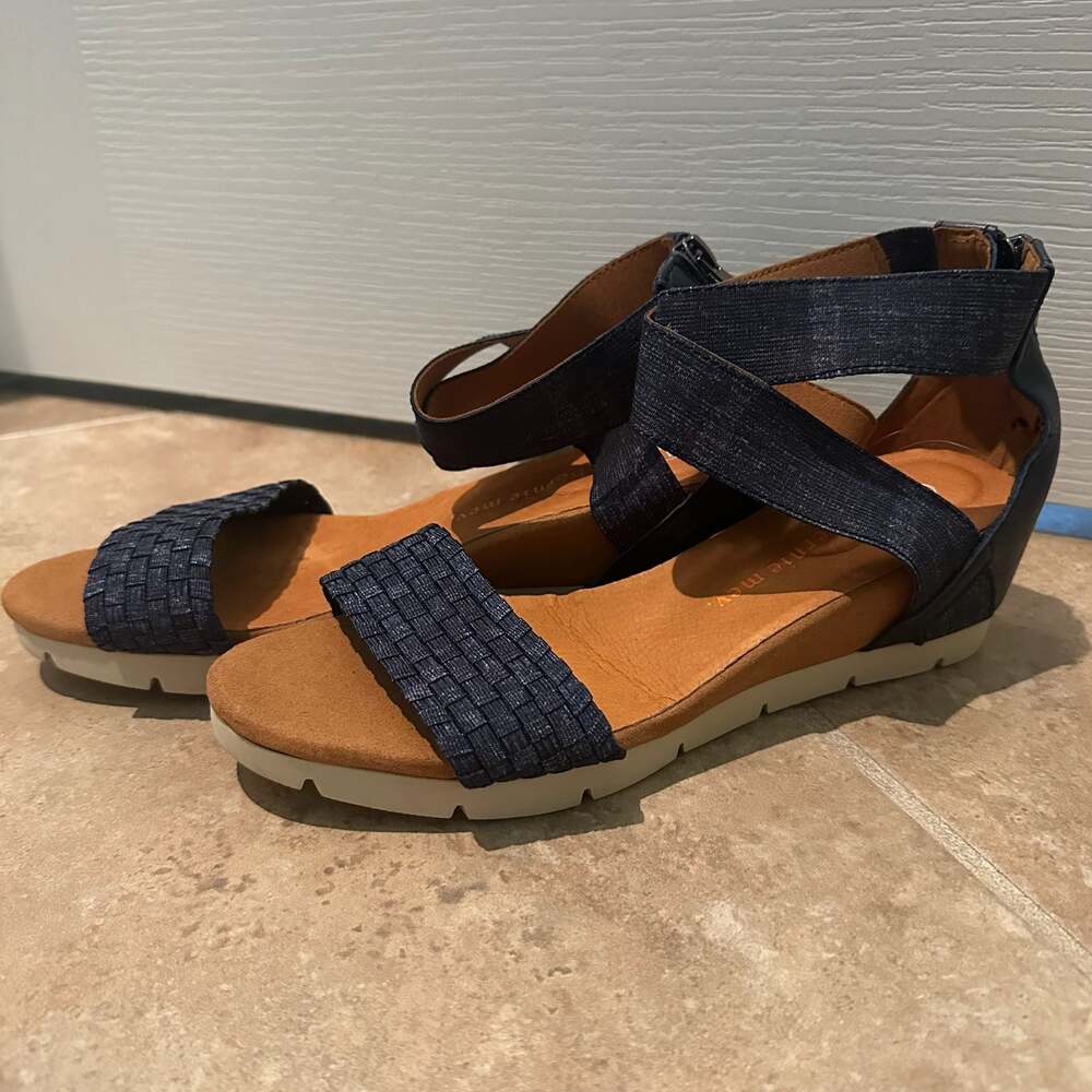 Bernie Mev Women's Woven Wedge Sandals Navy Blue Size 41